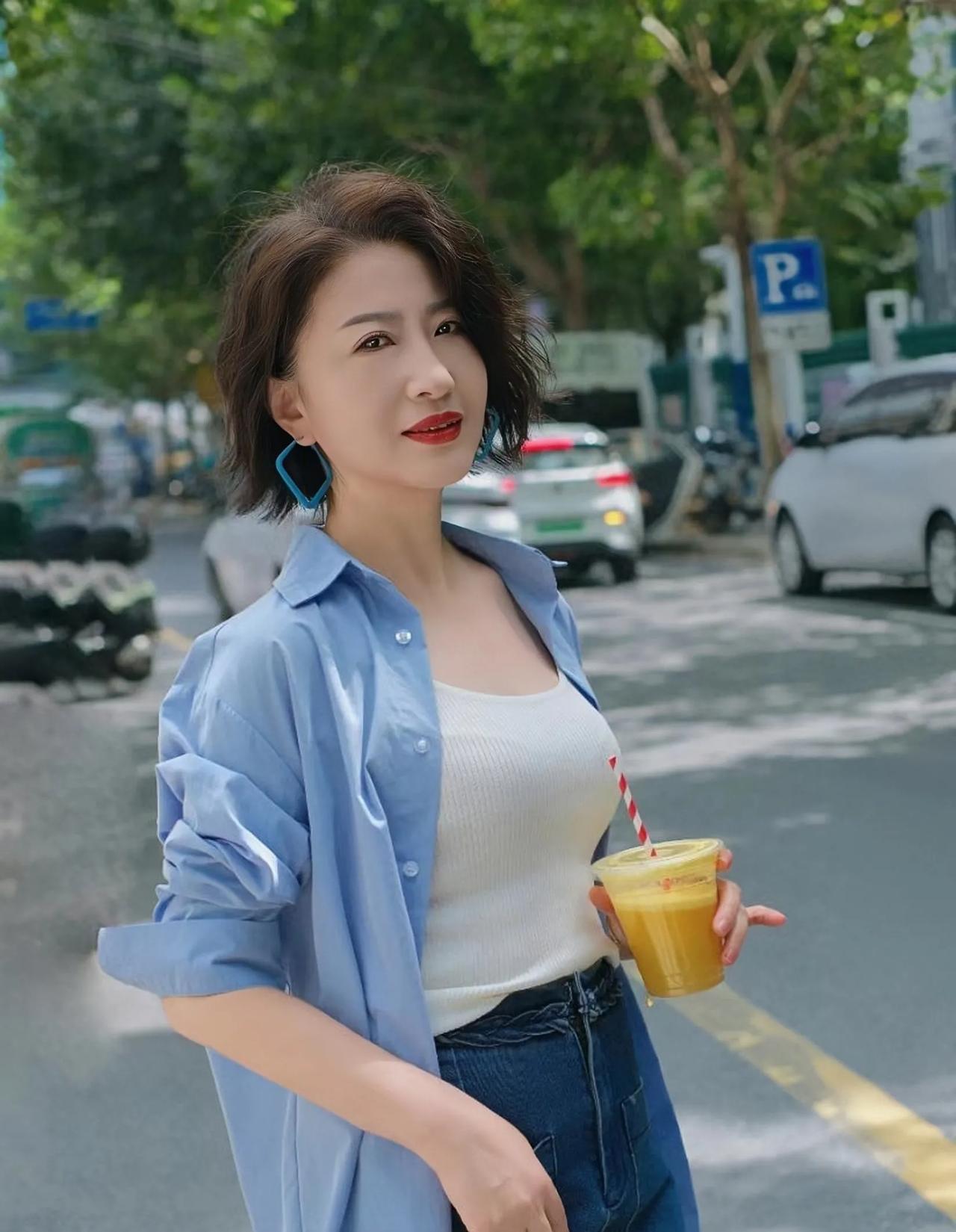 短发美阿姨
《狮子座》歌词:短发女人也可以性感和可爱，短发更加的英姿飒爽，小背心