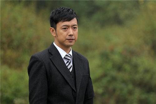 [微风]2008年，《潜伏》开拍，有个情报贩子“谢若林”一角，本着肥水不流外人田