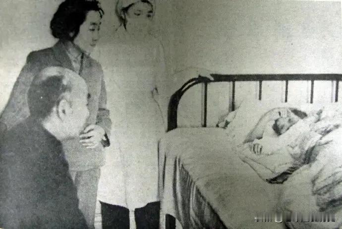 这张摄于1965年上海华东医院的黑白老照片，定格了一个令人动容的探望时刻。那时，