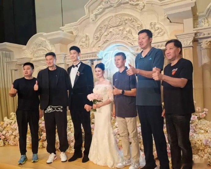 杜指导来参加胡金秋婚礼了，然后。。广东季前赛，目前落后福建17分。。[允悲]#篮