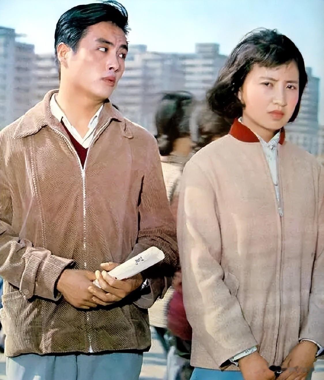 这张剧照，您还记得出自哪部影片吗？画面里的两位演员又是谁呢？

这是一张经典国产