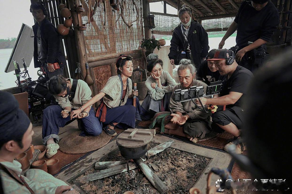 杨幂在长安的荔枝拍摄现场回看监视器画面，熟悉的托脸姿势～ ​​​