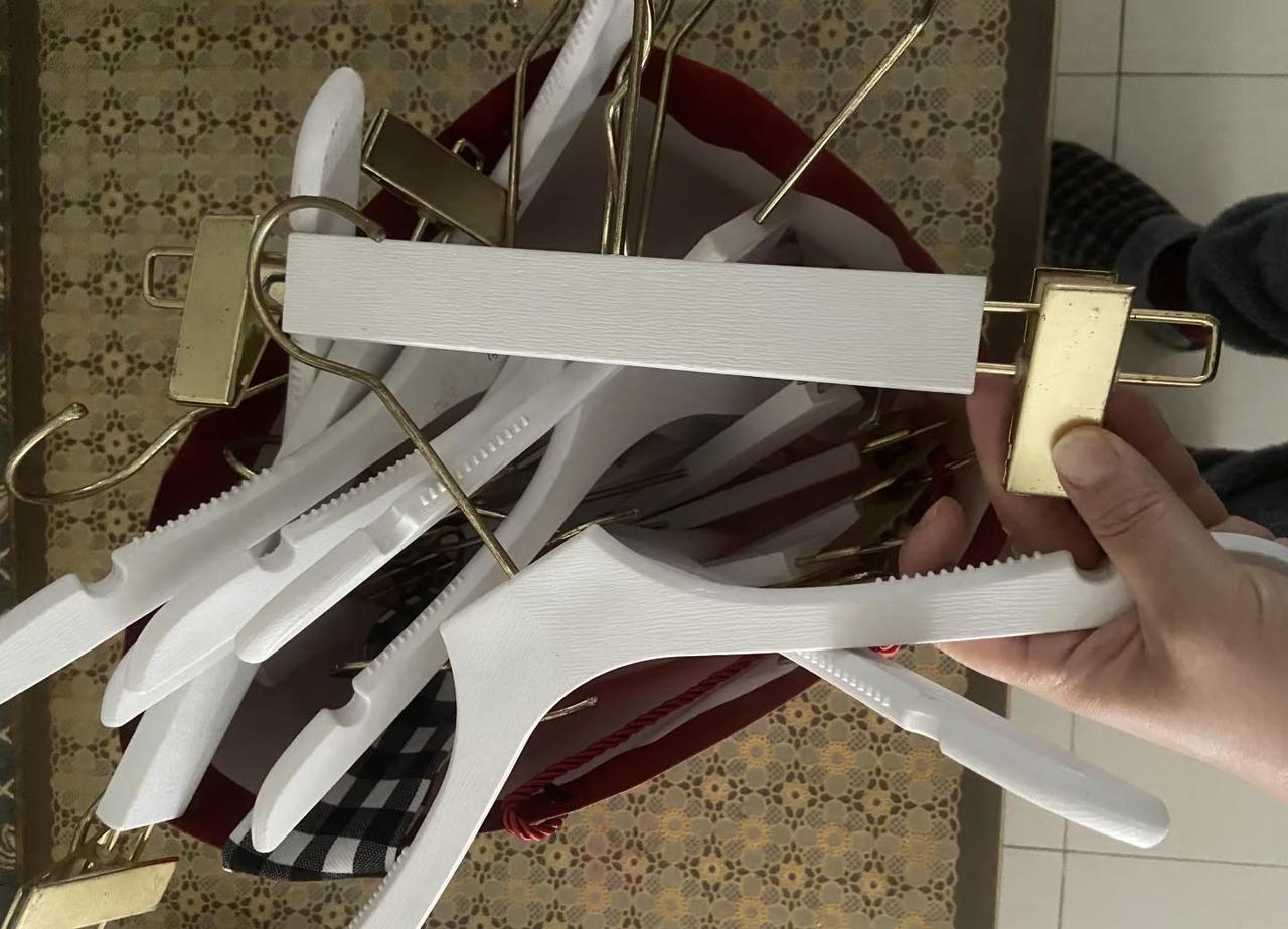 苏州相城区全新衣架转让 1元一个
搬家出闲置 服装店衣架 衣架连接挂钩 防滑衣架