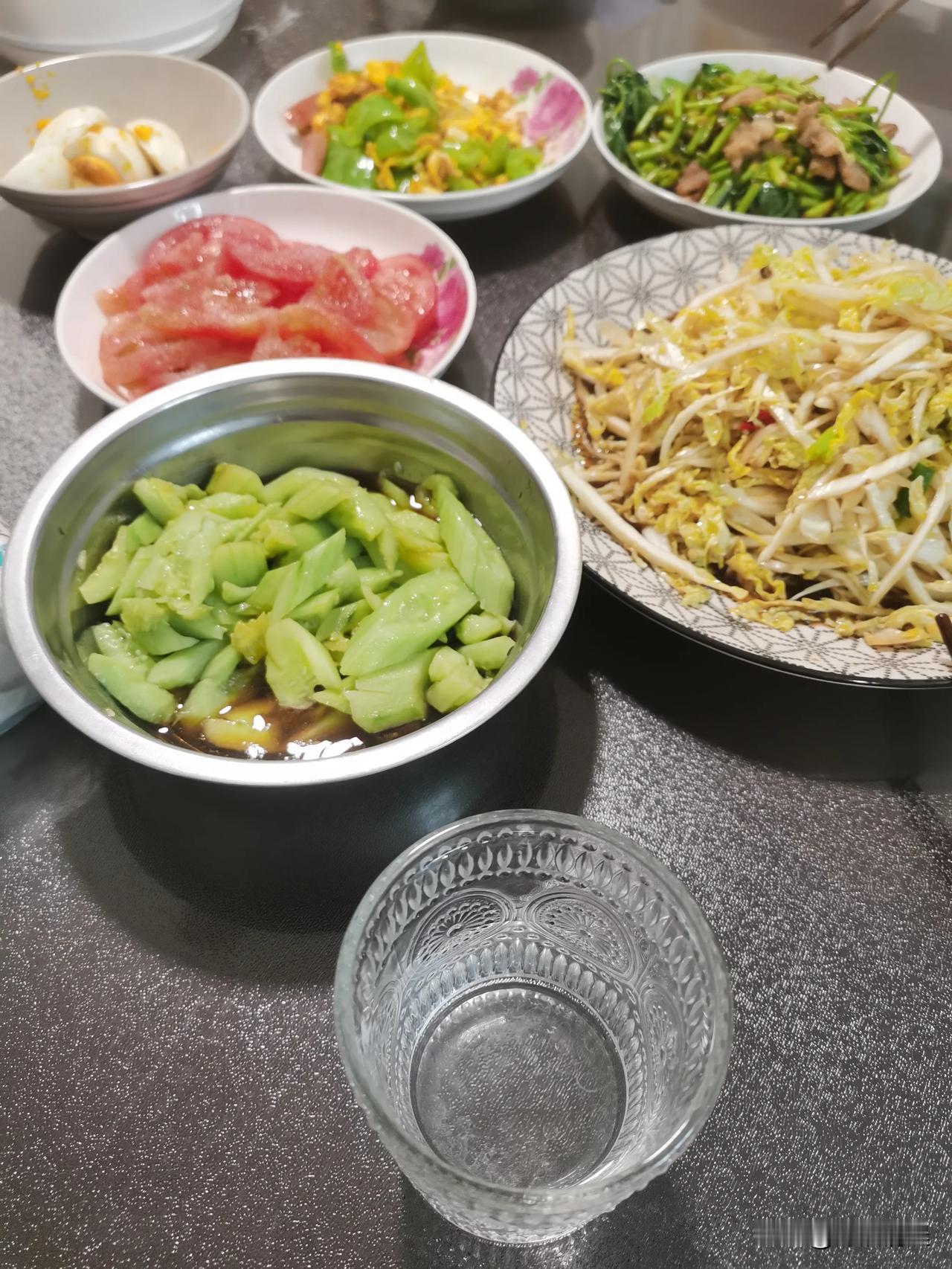 这日子没法过了，作为男人能做饭已经不错了，还想怎么样？竟然说我经常在外面吃饭，连