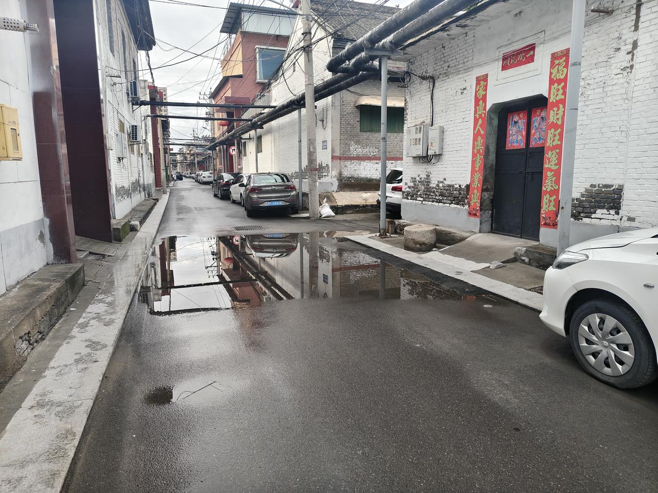 昨天，运城盐湖下雨啦！今早我7点多出门，盐湖的巷道还有积水存在，可见，昨天的雨下