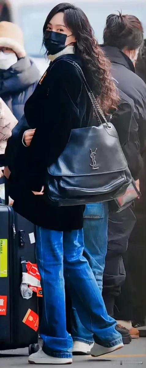 糖糖参加春晚彩排，这一身行头全是奢侈品牌，加起来也近十万，这在明星当中都算平常，