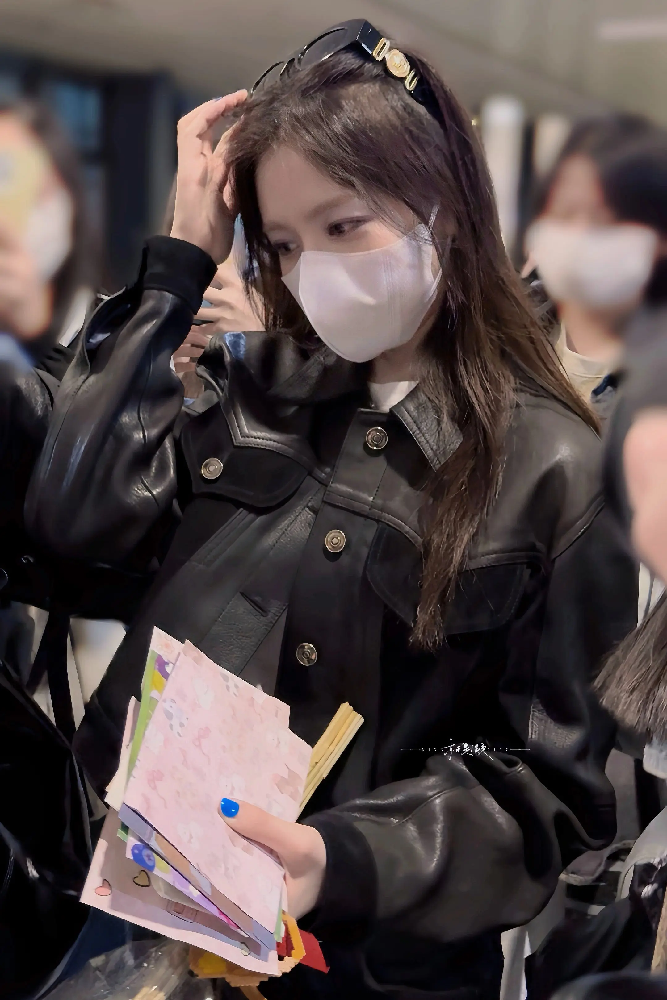 饱饱昨天十一点到的，看来拍了一天的杂志，还没卸妆呢