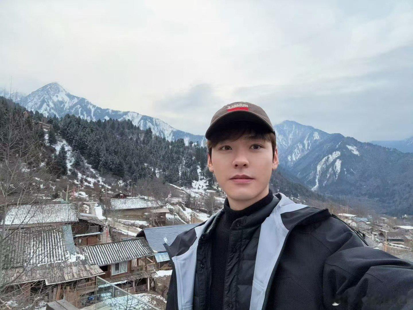 龚俊开工照  龚俊开工出片  龚俊开工出片照来啦，是在旅行打卡风景和美食的俊子，