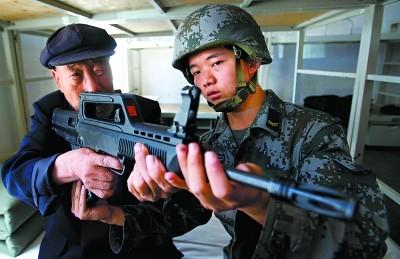 88岁老兵摸95-1步枪，冻掉手指的手在抖，准星却没晃一下。
他没说话，只是用指