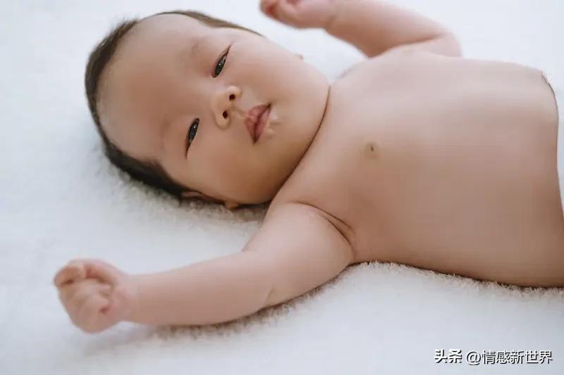 我家宝宝照片就像宝藏，每次看都觉得可爱到爆。我家宝宝四岁多，昨天开学，幼儿园老师