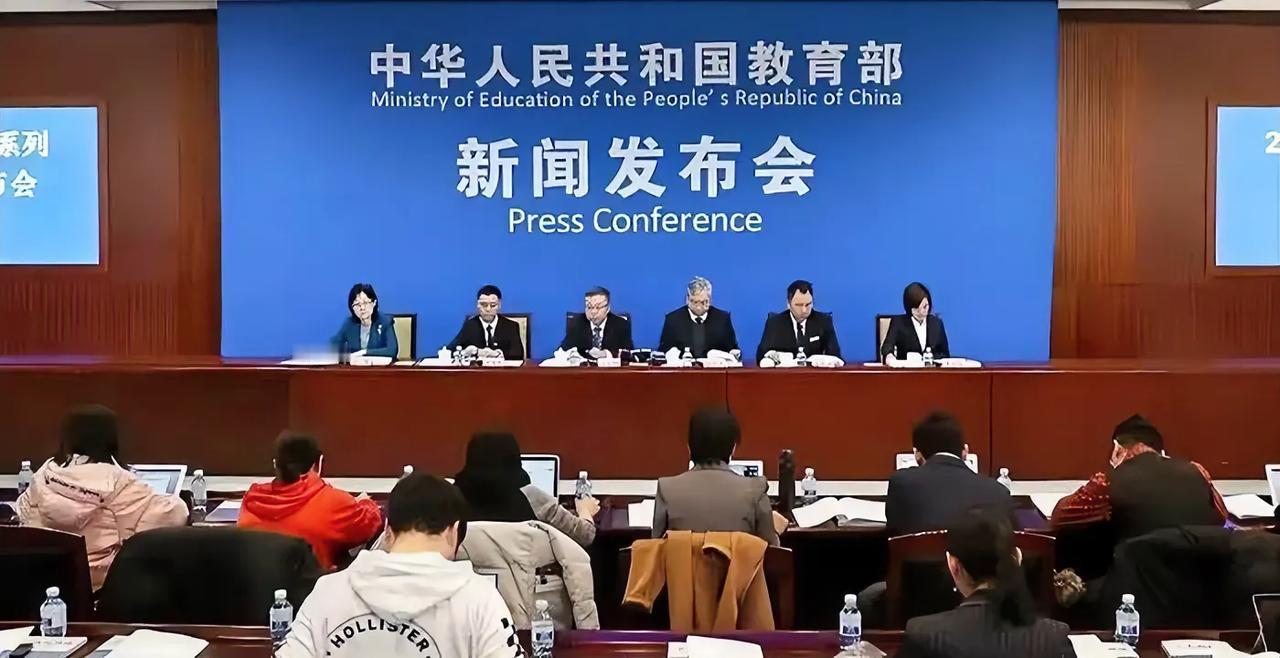 #教育部“地震式改革”涉及部分教师# 

近年来，教师队伍中出现的一些负面现象引