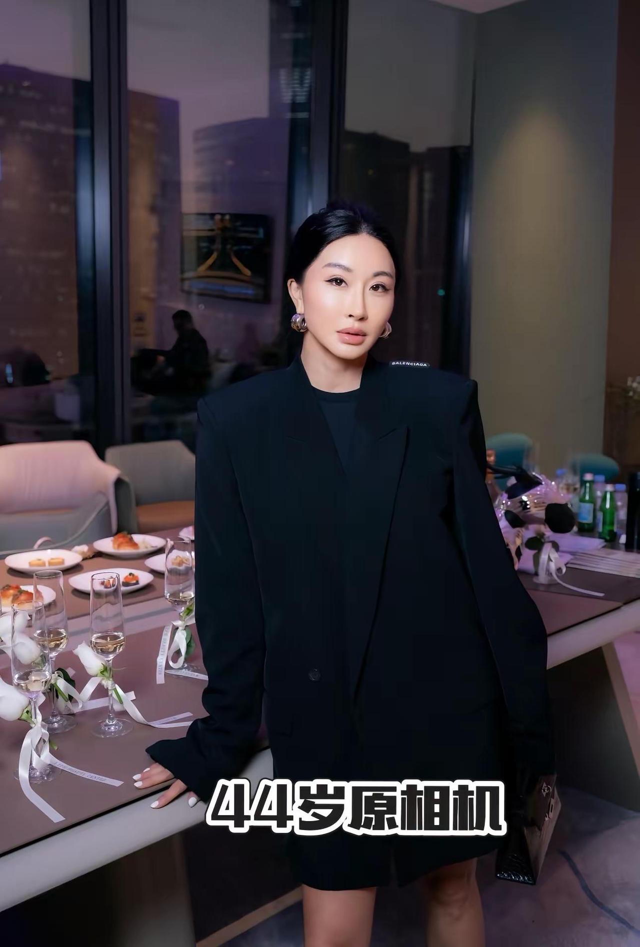 44岁又怎样？可爱在性感面前一文不值，性感在气场面前一文不值，绿茶就更不用说了～