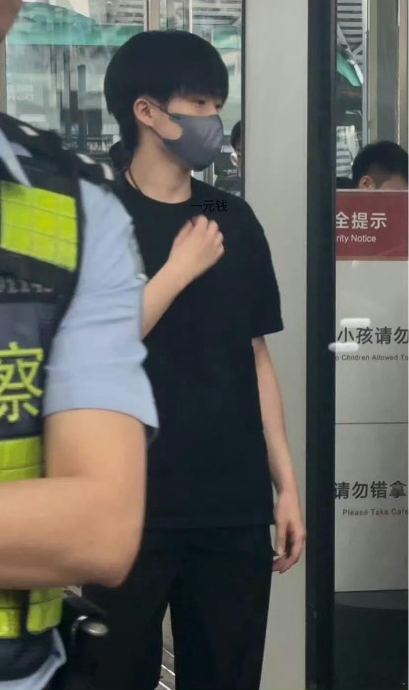 国乒回京都穿蓝色不告诉王楚钦 感觉又瘦了，王楚钦多哈一切顺利，比赛加油！ ​​​