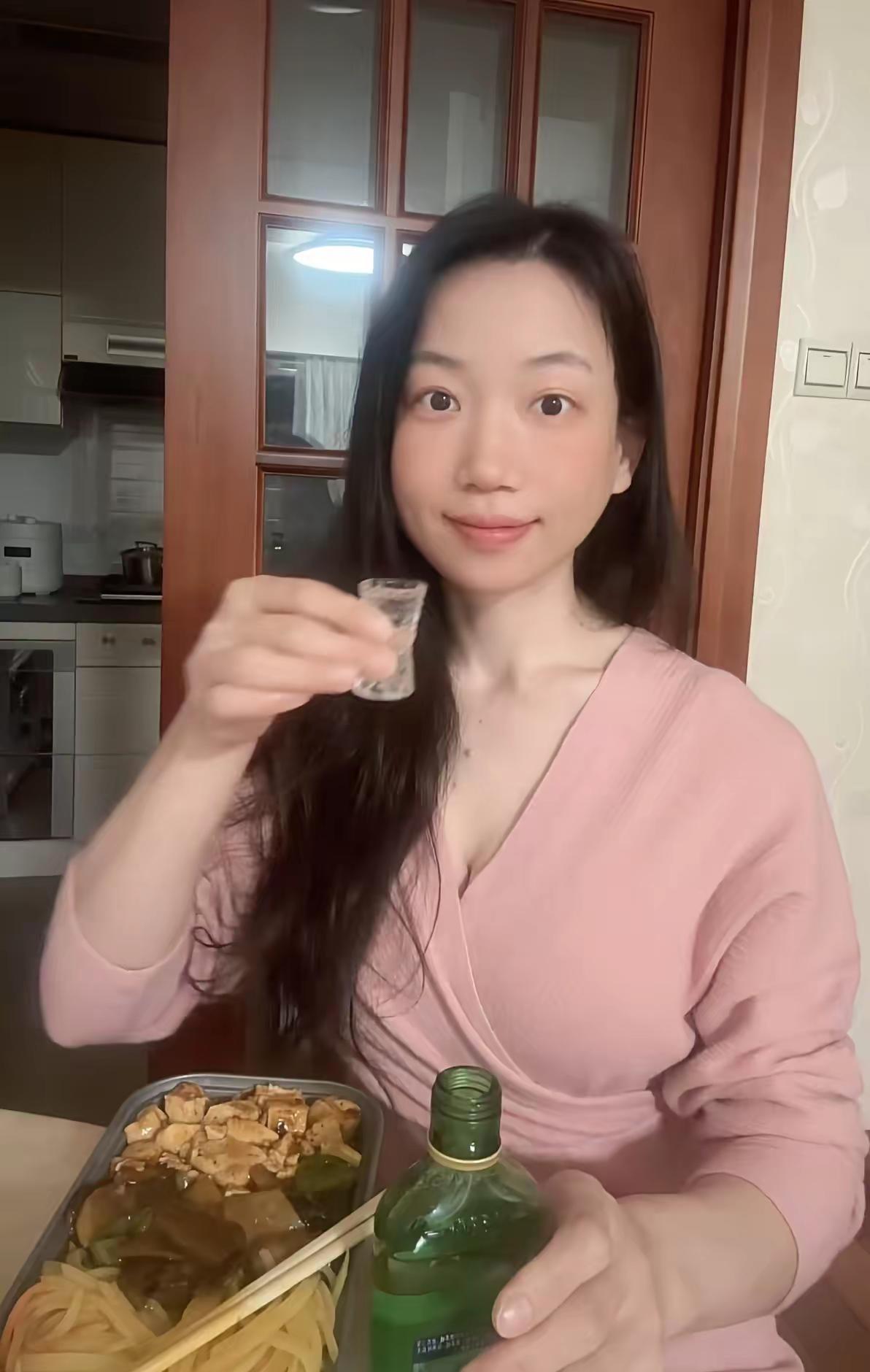 40岁不结婚像是犯了天条，可如果你说40岁离婚了，大家都会平淡的接受并安慰你，人