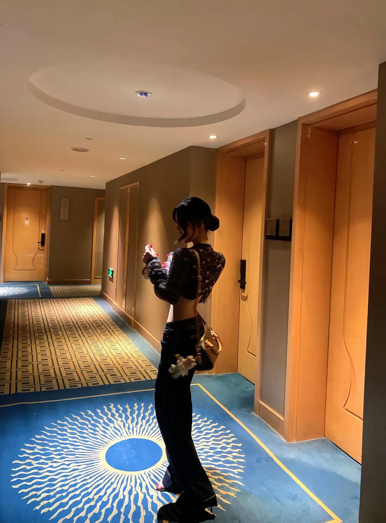 你又开始和新的女孩见面了吗 我不过尔尔对吗姐姐御姐背影梨形身材穿搭