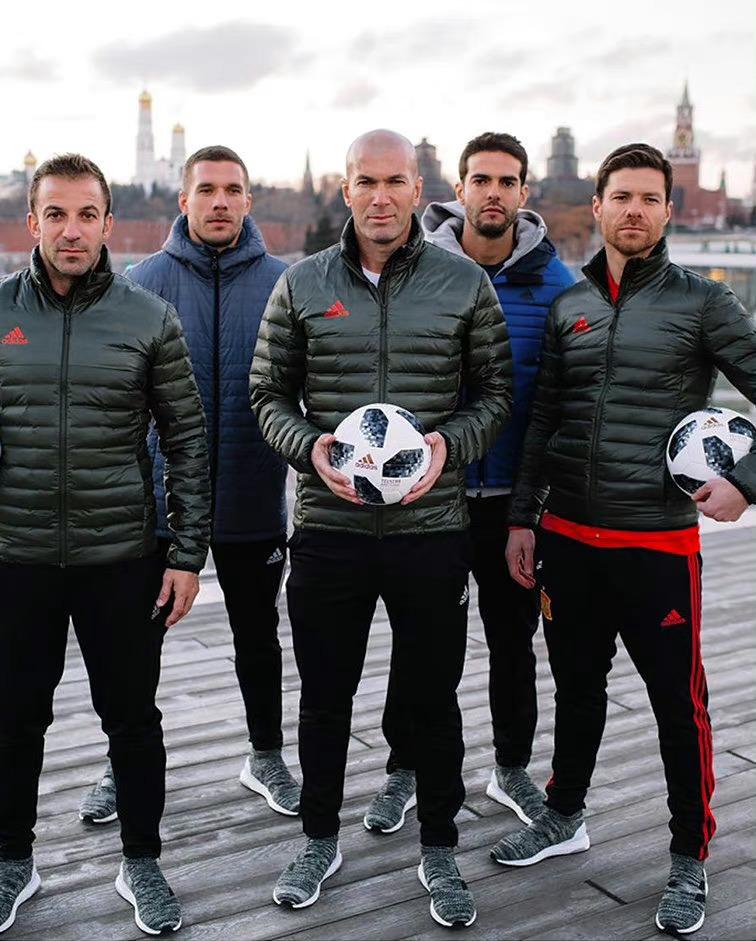 叫你们卖服饰，却要抱个球，会踢球吗？[笑哭]特别是光头那个，站C位，特能撞[捂脸