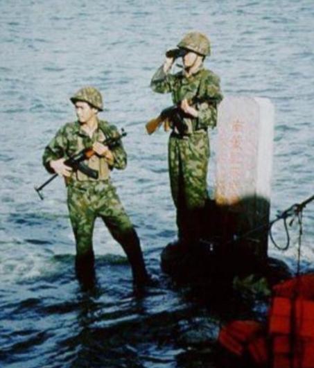 1990 年，我国驻南薰礁的 11 名战士突然失联，后来派船过去查看，才发现 1