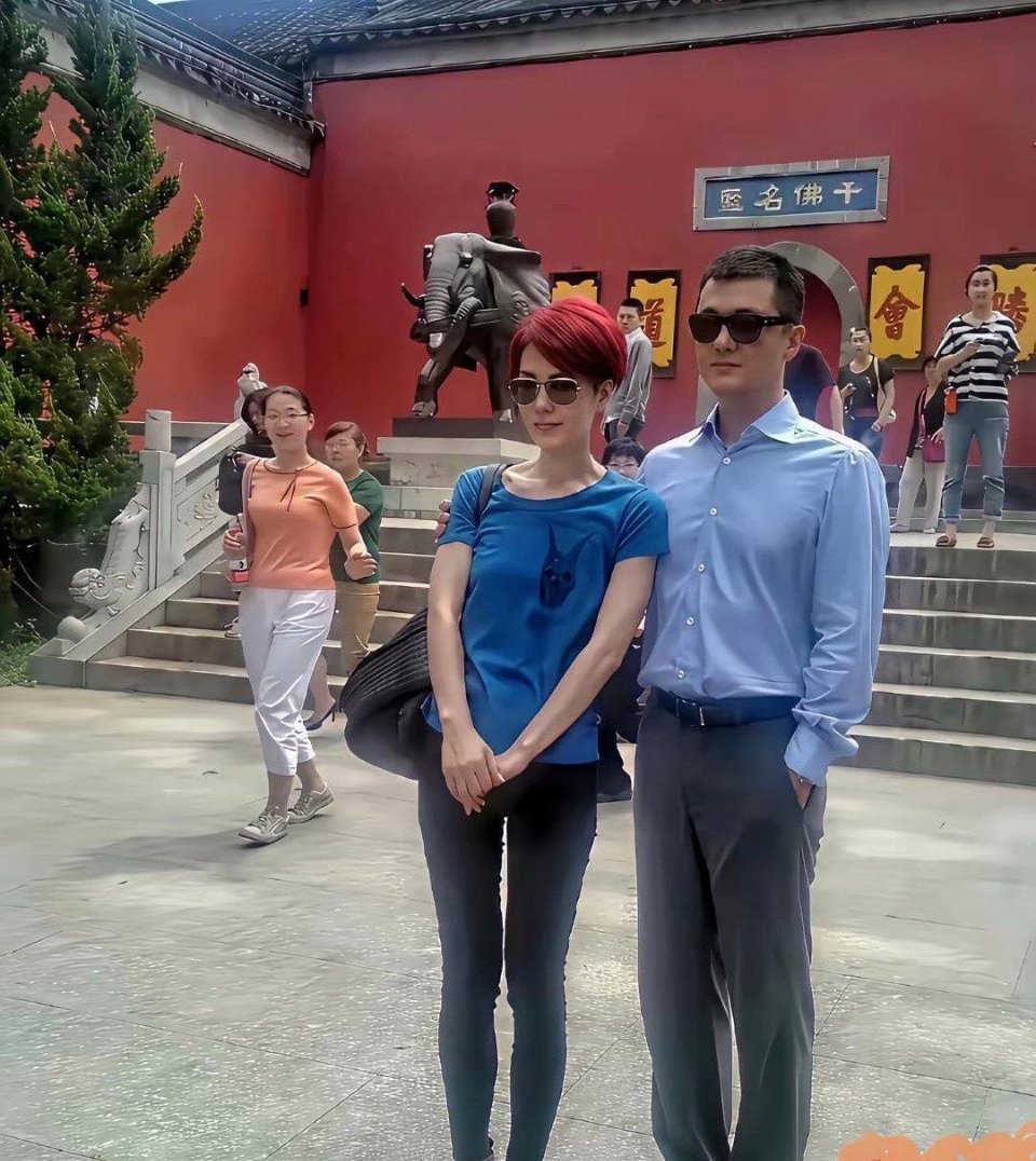 这是当年李亚鹏和王菲的合影，看着挺有夫妻相的 