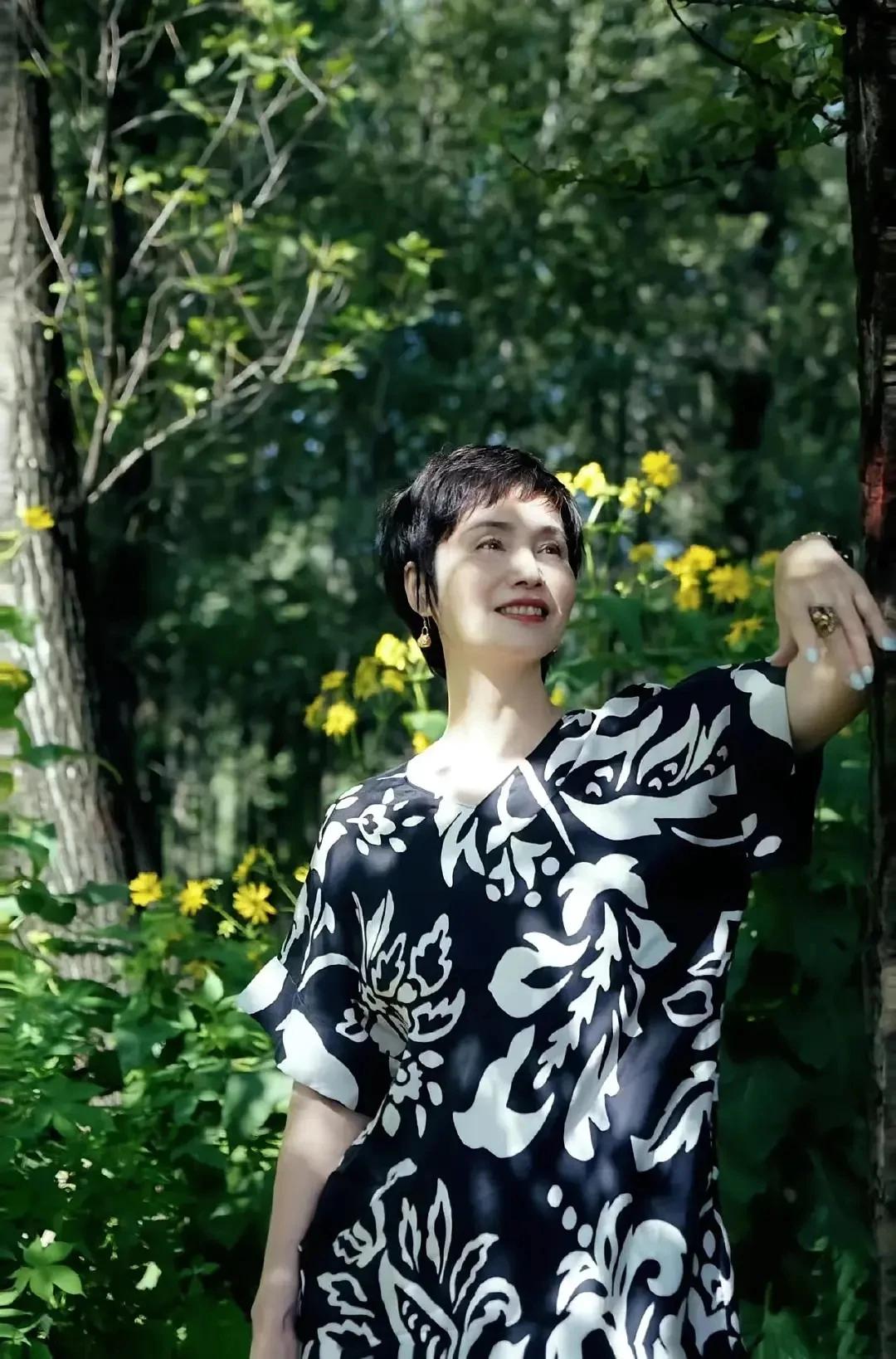真是绝了，这位央视退休的“女神”主持人，63岁了活得像仙女一样！穿起碎花裙来，不