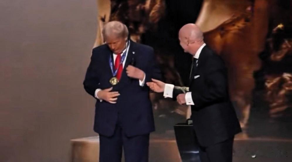 特朗普终于获得“和平”奖了，当然不是诺贝尔和平奖。，是国际足联颁发的“国际足联和