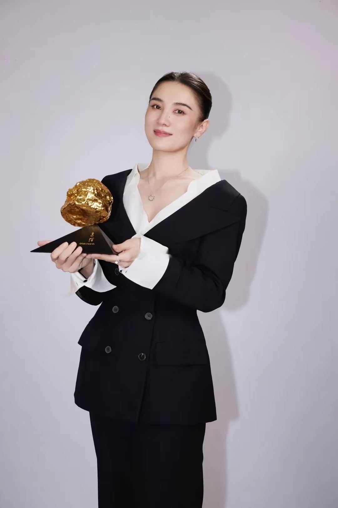 宋佳获中国电影导演之夜最佳女主角，一身V领黑西装，英姿飒爽 ​​​