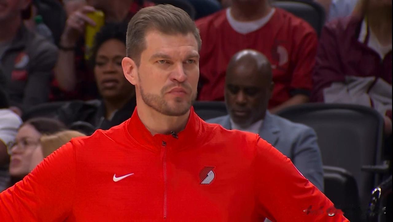 开拓者主帅斯普利特真是备受认可！今天NBA官方宣布，凯尔特人主帅马祖拉荣膺NBA