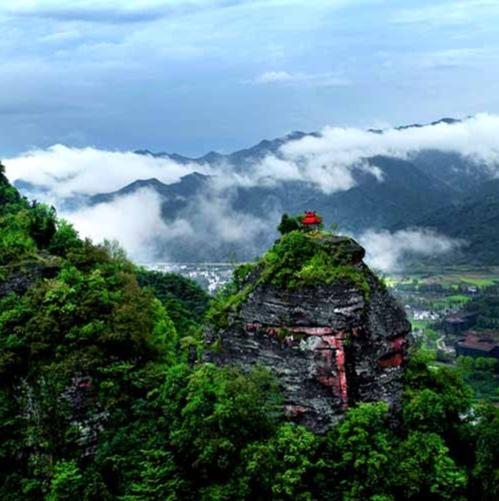 名山游览：安徽齐云山

天下无双仙境，
江南第一名山。
天门眺望胜景，
云海翻涌