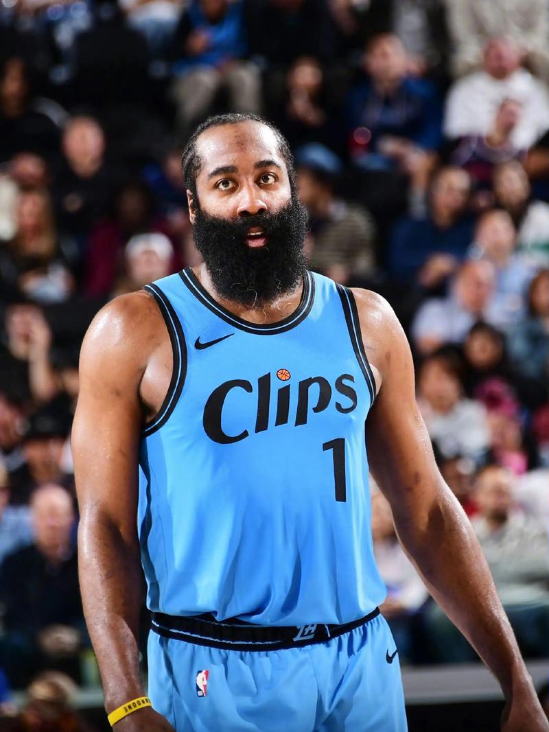 哈登得去找个算命先生算个命了。“灯泡”组合期间，保罗关键战受伤错失战胜宇宙勇机会