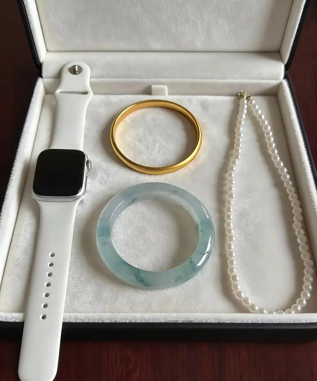 婆婆送的翡翠，被同事笑土！
 
那天刚坐下，对面就飘来一句：暴发户标配。心里咯噔