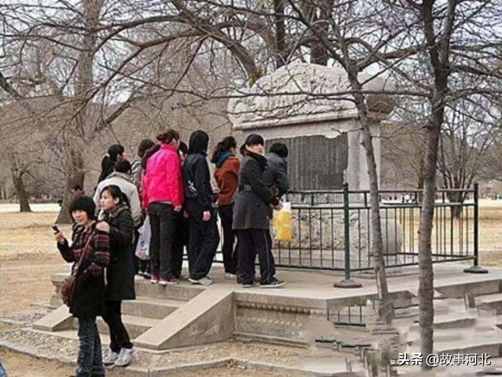 《绿毯八韵》碑位于承德的避暑山庄，上面的碑文由十全老人乾隆御笔手书，也是避暑现存