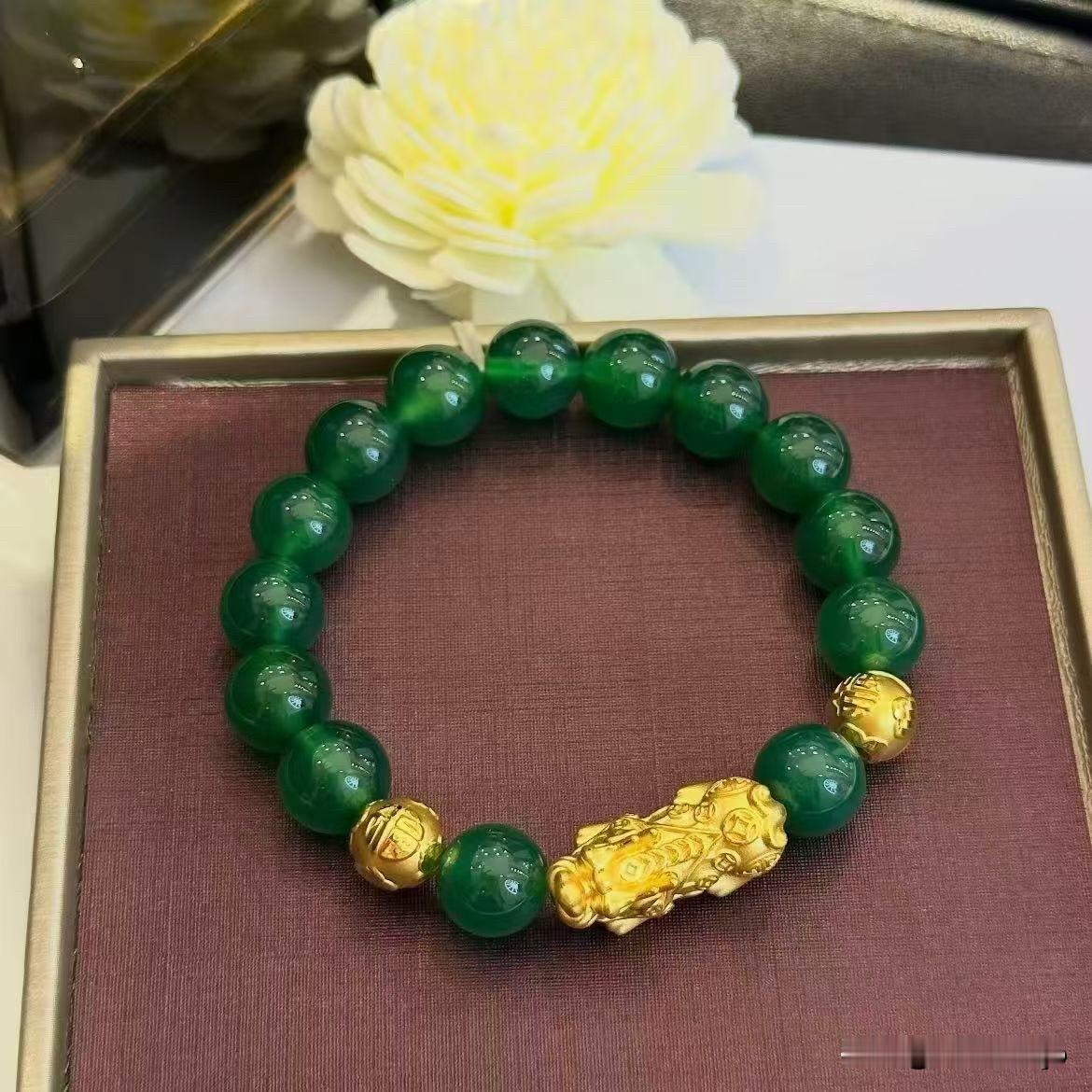 最近刷到好多人蹲黄金跌到500元一克抄底，先给大伙泼盆冷水醒醒脑。
现在大家念叨