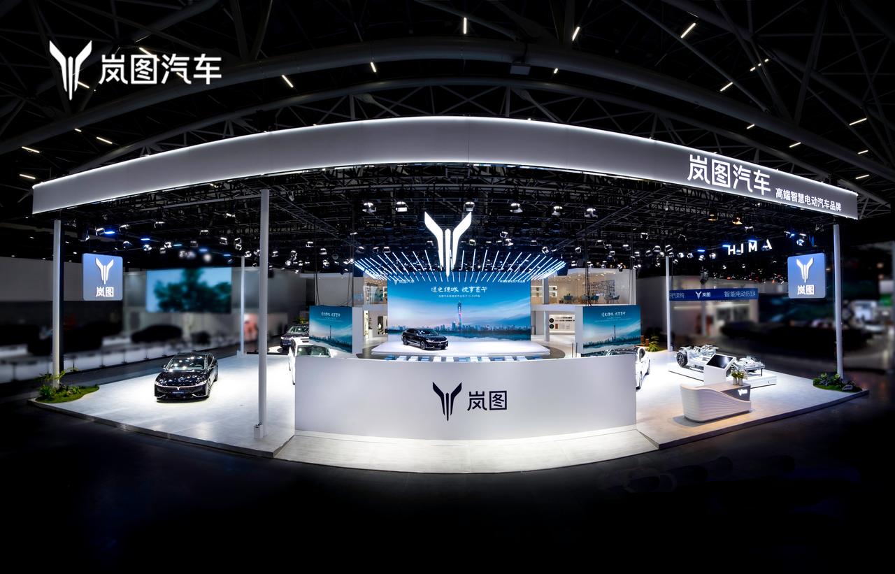 岚图的首款电混动轿车来了，岚图追光PHEV，定位是行政电动旗舰，但它的标签是全智