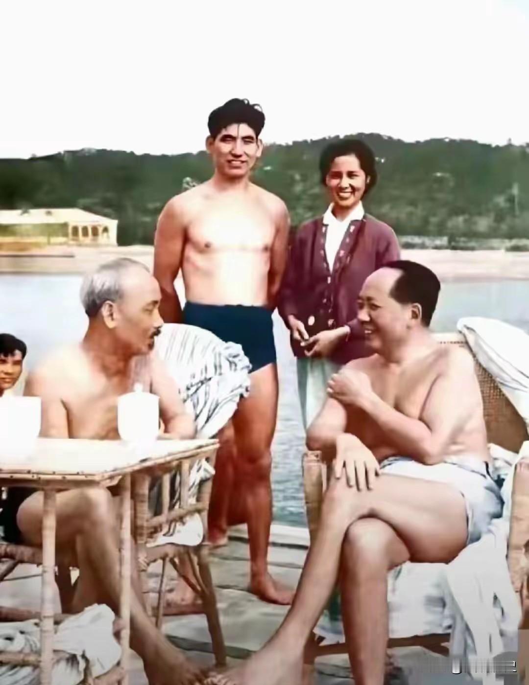 你敢相信这是两国领袖？

上个世纪六十年代，越南领导人胡志明来到中国，在武汉，他