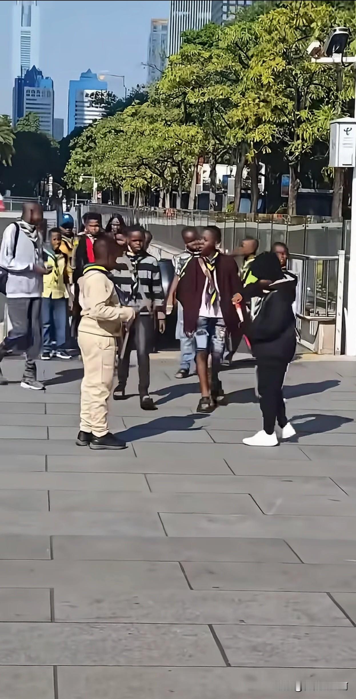 这是广州的街头？已经有这么多Black 人了吗！他们在这里生生不息了吗？

这是