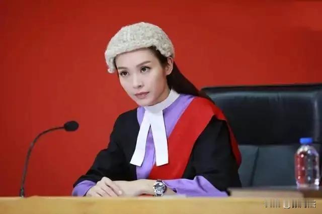 英国长达156年的殖民统治，给香港留下了深刻的印记。

其中，香港法官们头上那一