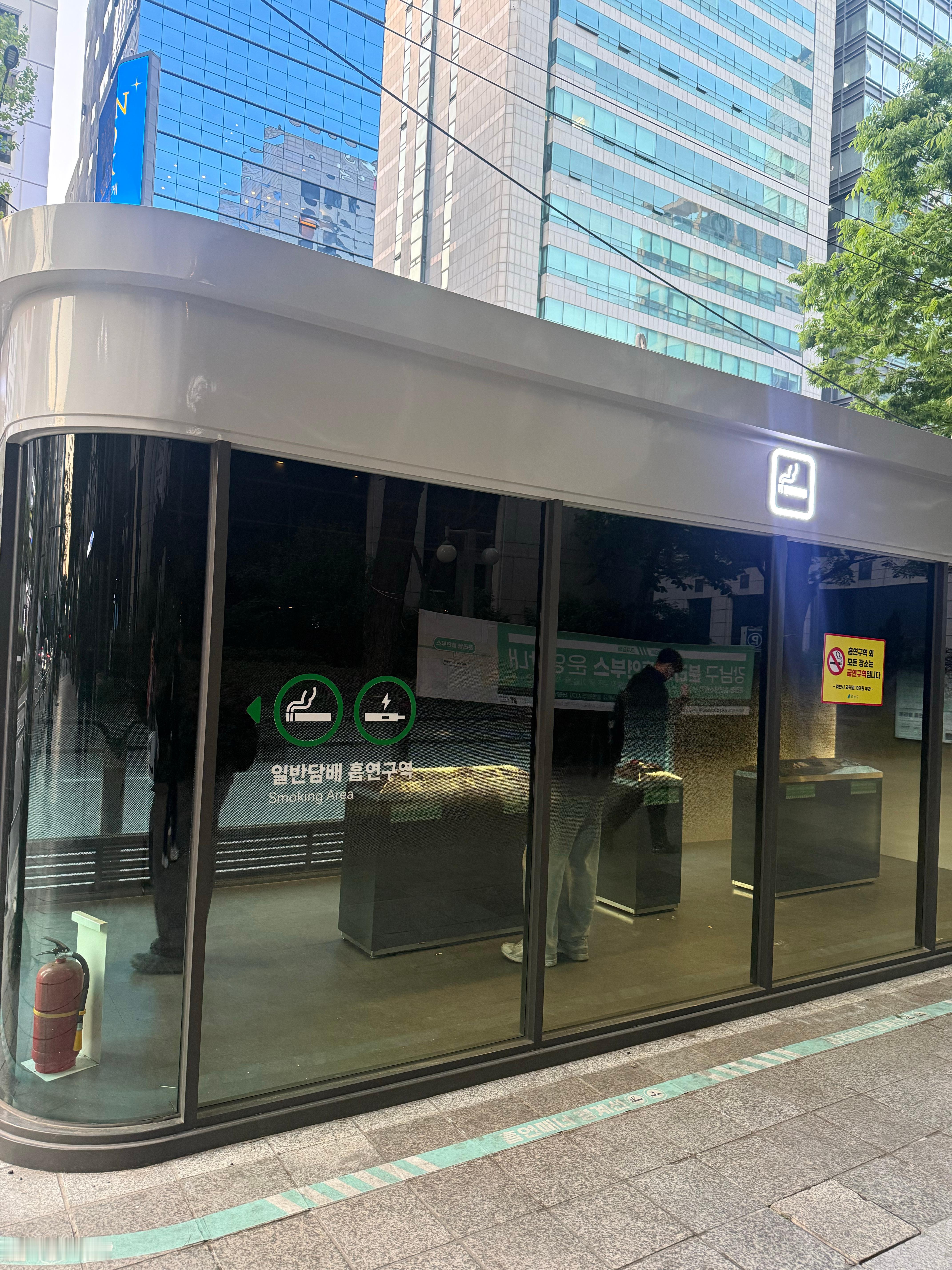 韩国马路上有专门吸烟室，室外也不能吸烟，室内更是全面禁烟