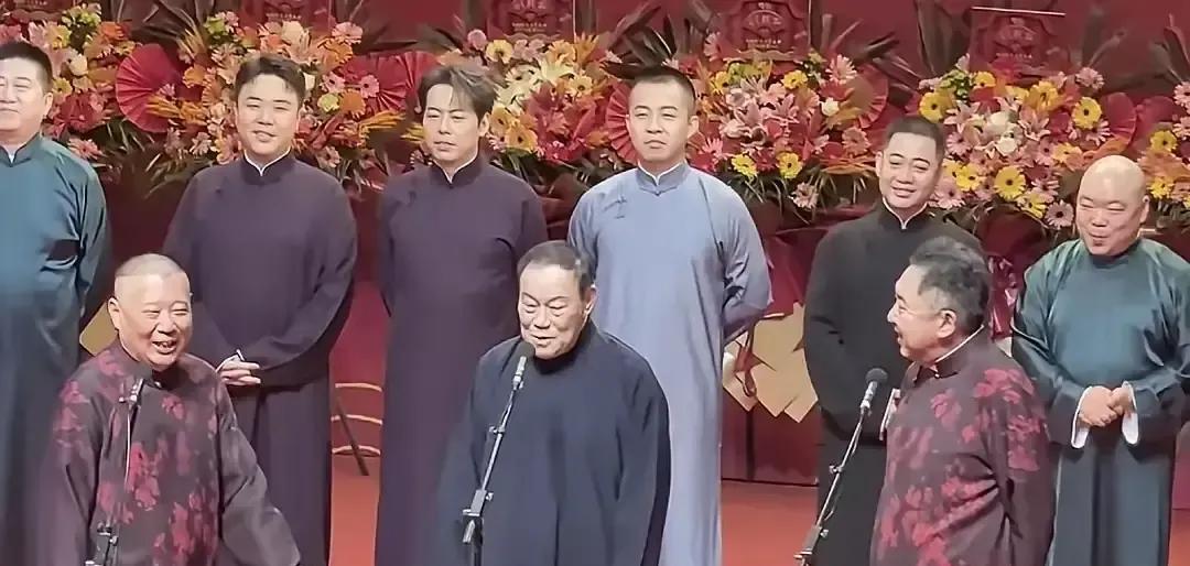 郭德纲拍着桌子定规矩：“杨家老大，就得站中间。
”  
这不是论资排辈，这是行业