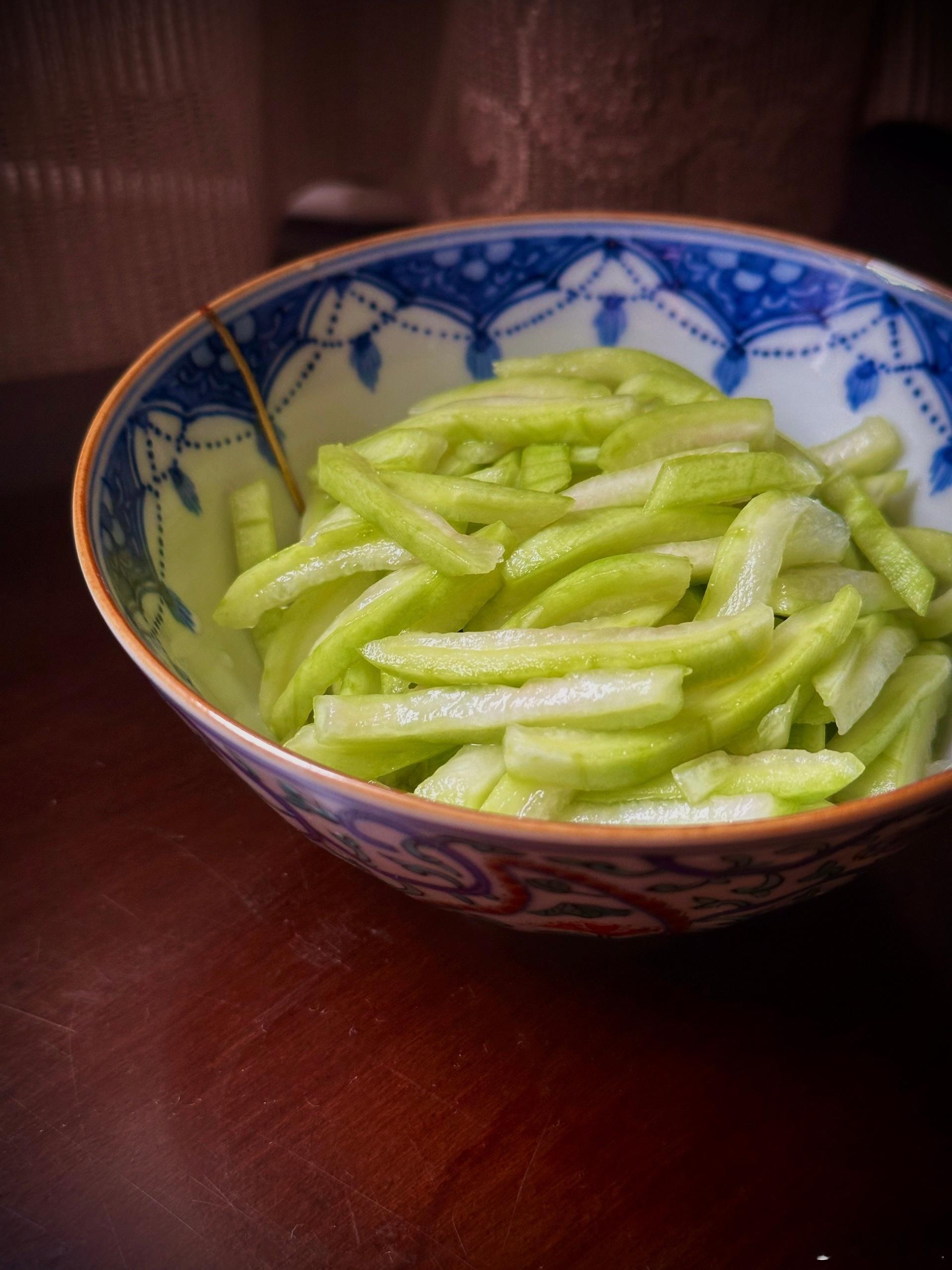 今日一人食，又是整天的雨，便没有买新鲜蔬菜。切出小半西瓜，瓜皮暴腌下，填补蔬菜不