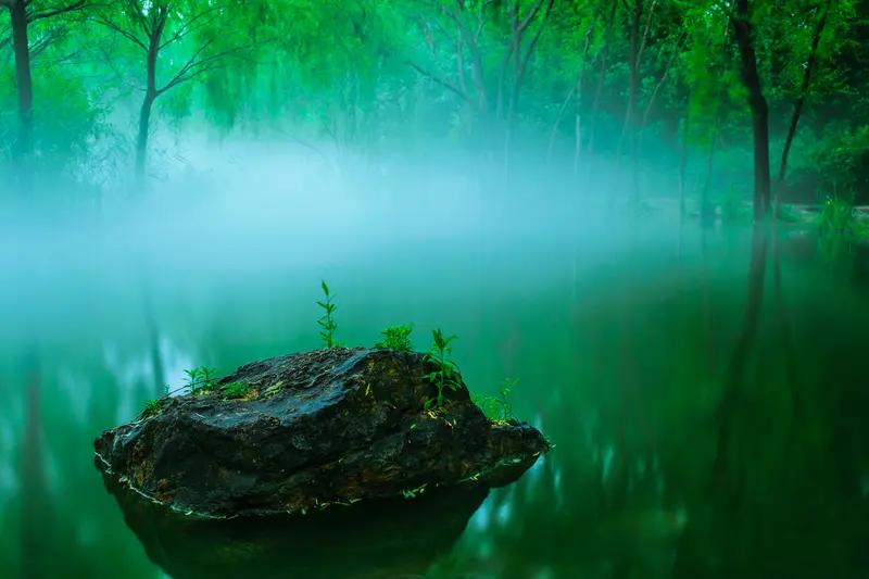 人世间的生活是需要人之外的注视的，没有第三者，人注定是孤独的。如世上有上帝的话，
