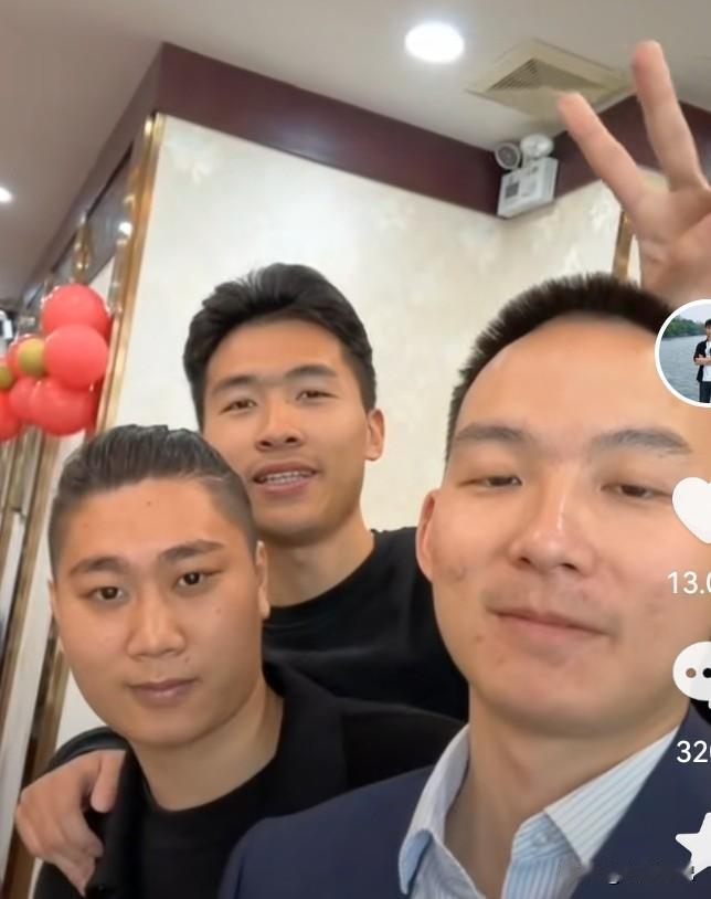 同样是谢浩南的战友，海军确实比阿琨聪明多了。

海军选择先留在浩南身边，好好学习