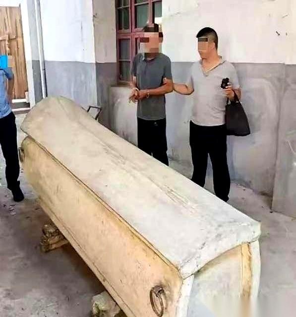 湖北一个案子，听着就离谱。
一个69岁的老人，早上推开自家猪圈的门，准备擦擦他那