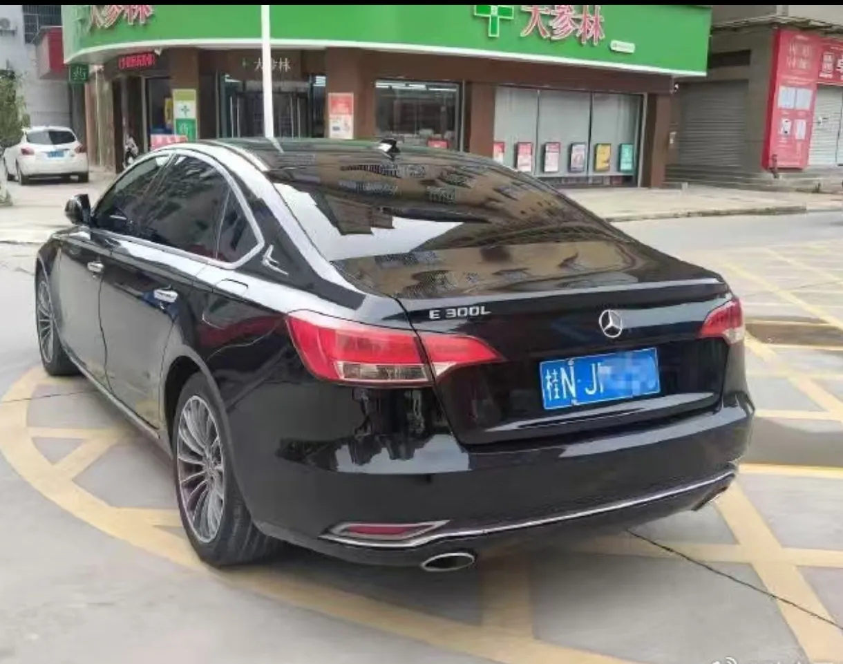 这原车是个啥玩意儿，原来是众泰呀，看尾灯像轩逸 。泰改的奔驰，你别说这还真有点奔