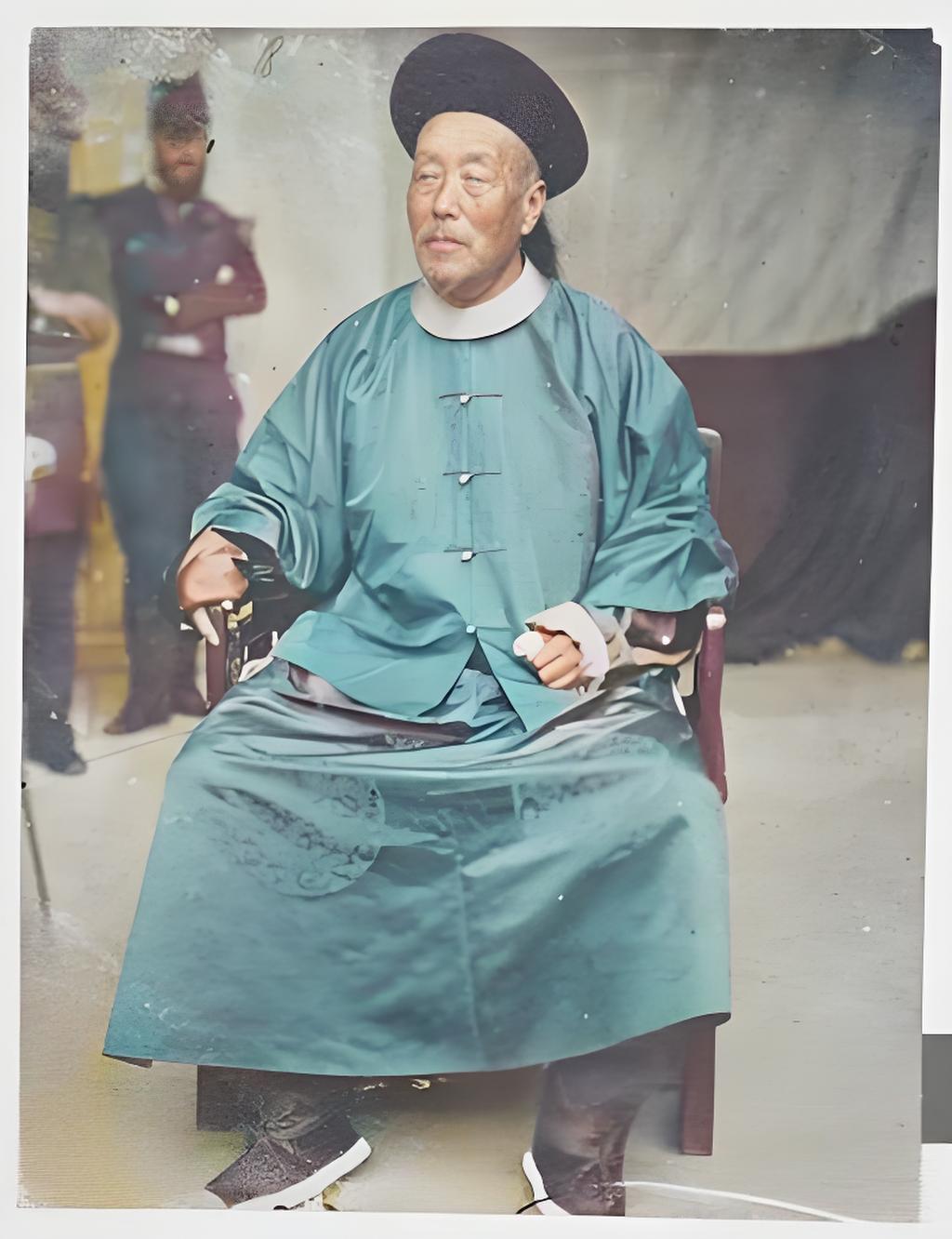在1858年那张泛黄的老照片里，端坐的广州将军穆克德讷，周身萦绕着外国士兵。彼时