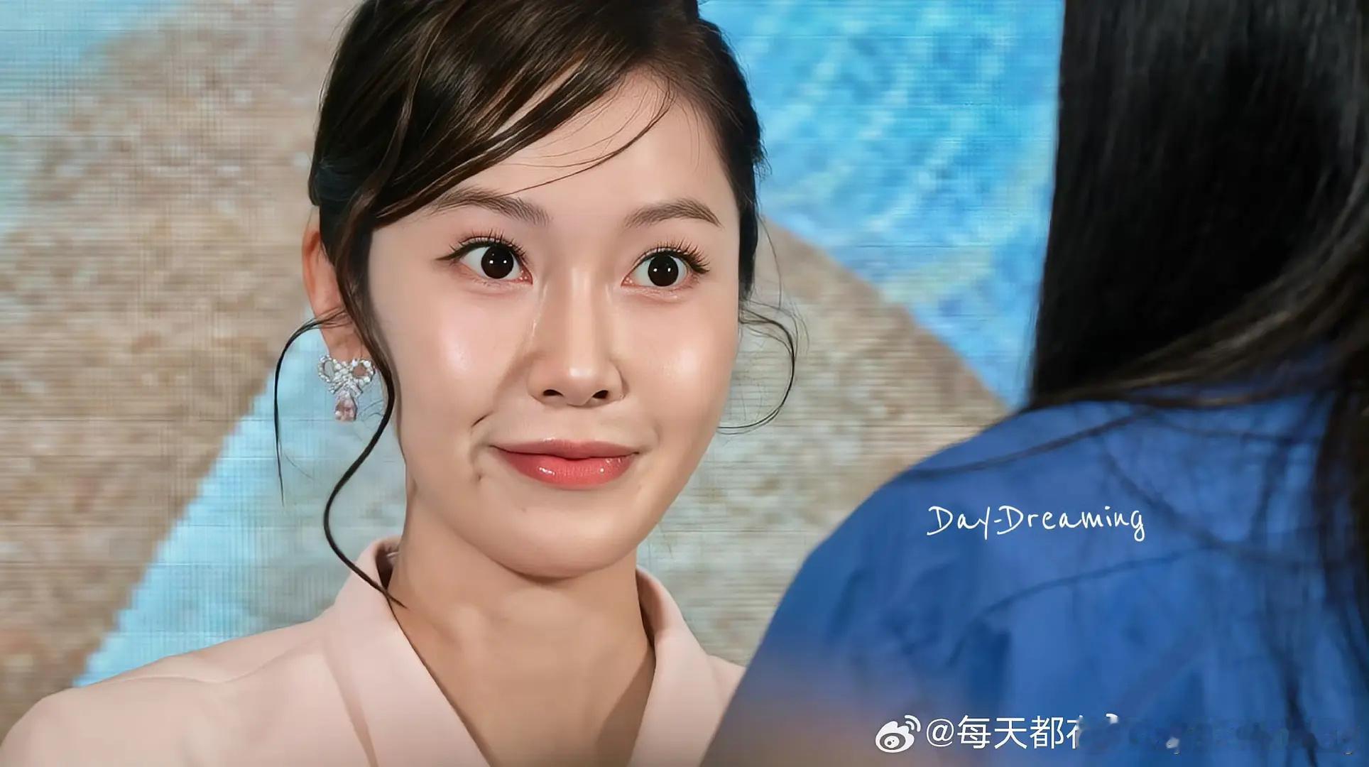 郑秀妍变的有点大啊不仔细看都认不出来了 ​​​