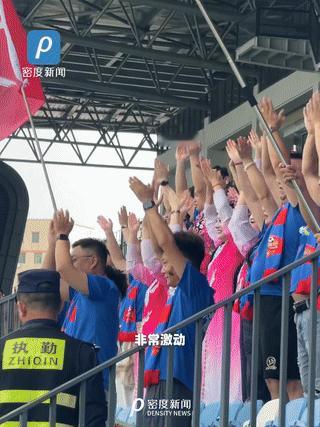 湖南球迷在深圳赛场有多夯周末能有这么个地儿，大伙儿一块儿扯着嗓子喊两声、释放释放