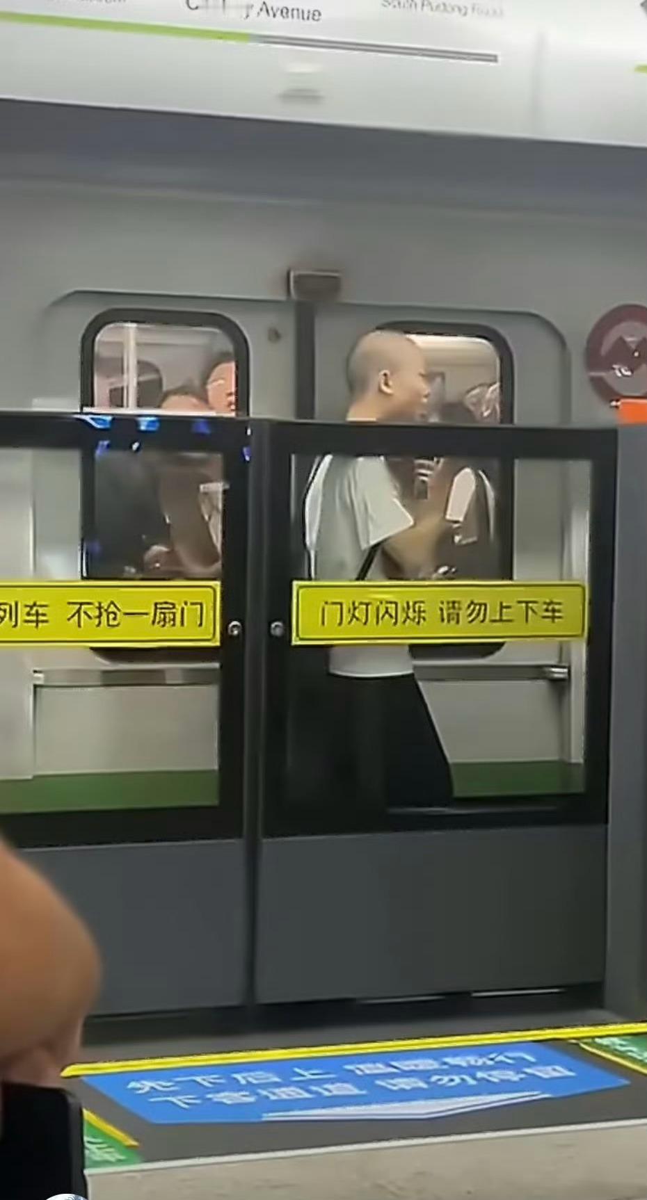 上海地铁一乘客被卡车门与屏蔽门之间天呐 这也太吓人了吧 还好人没事 