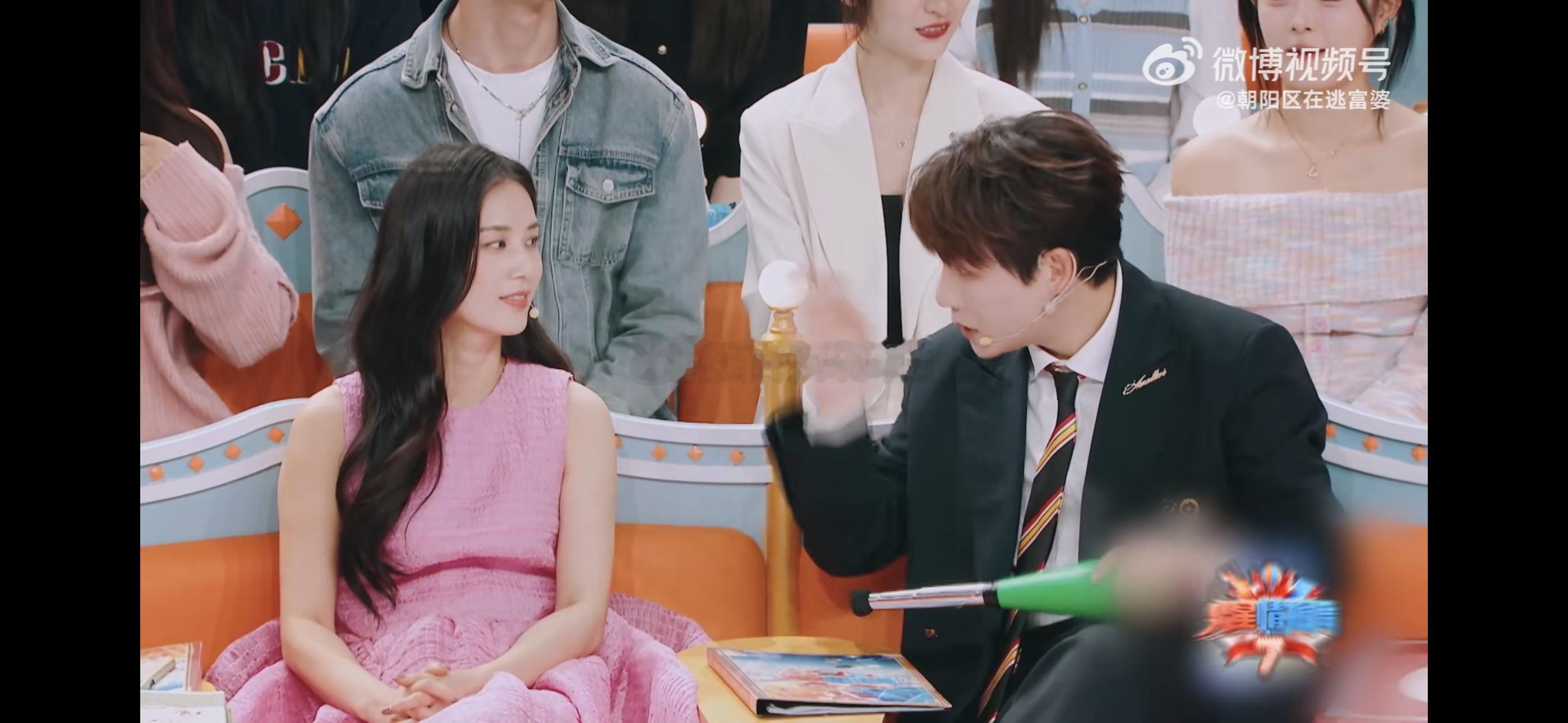 黄圣依往那一坐就自带drama  麦麦熏鸡四还是输给了黄金圣衣姐 真的好抓马啊，