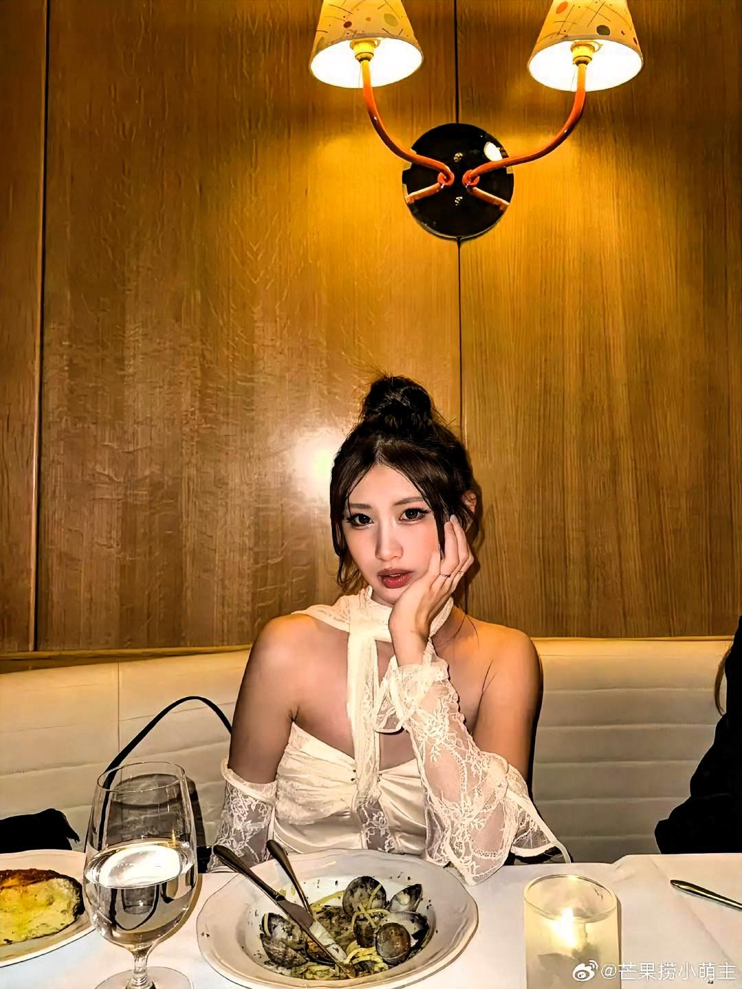 突然刷到徐朵20岁庆生生图，差点没认出来！
 
冯小刚20岁养女在美国过生，穿白