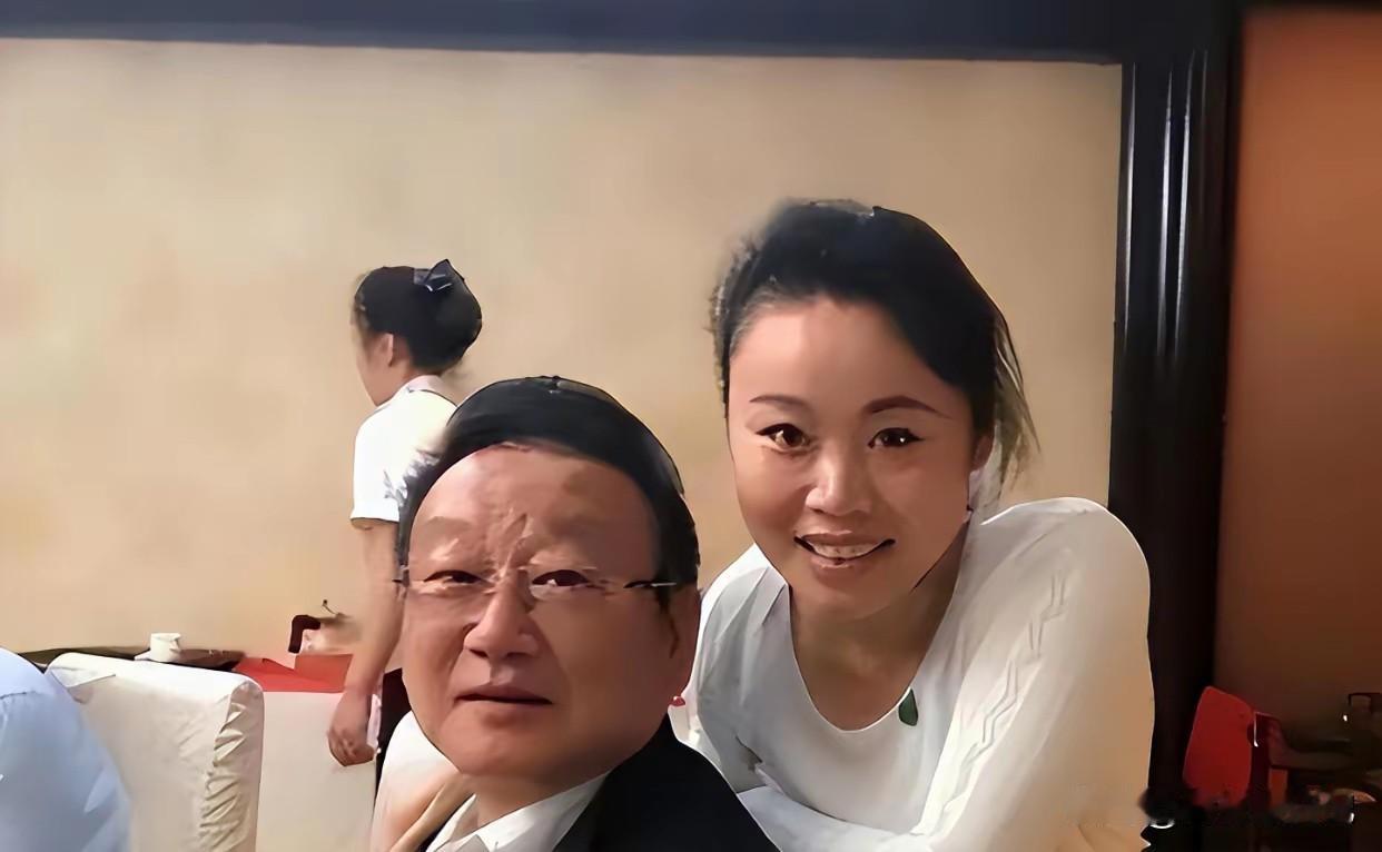 草帽姐还是懂得给自己做宣传的，知道跟大佬合影，肯定有流量。