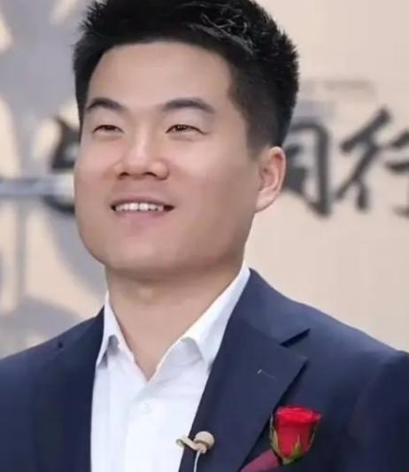 近日，董宇辉连续直播5小时，创下3.8亿元的单场销售额历史新高，其中一款来自顾家